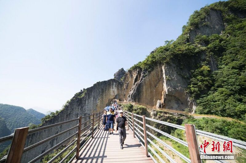 File:WulingshanRiftFootbridgePro140mtrSpan.jpg