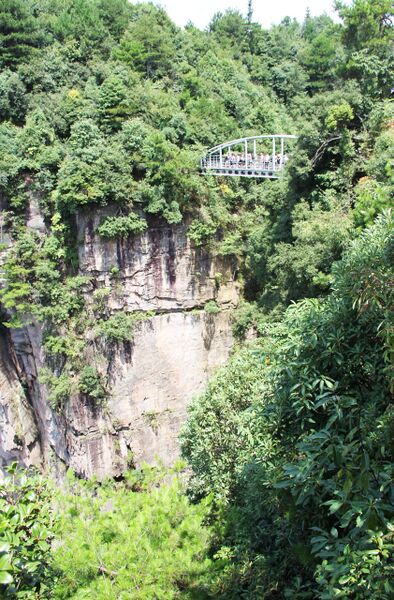 File:ZhangjiajieParkFootbridgeWide.jpg