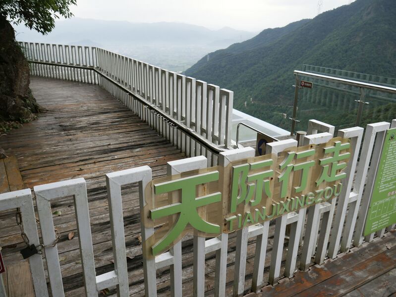 File:Lianghuangshan GlassHangover2.JPG