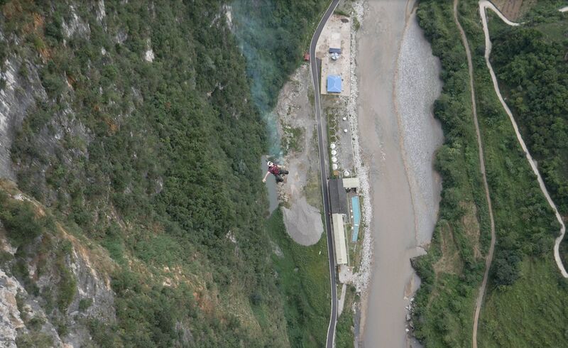 File:NizhuheGaryFallsCanyon.jpg
