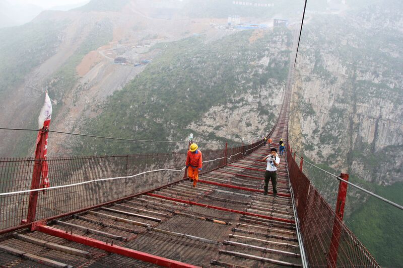 File:24DimuheFootbridgePhotographer.jpg