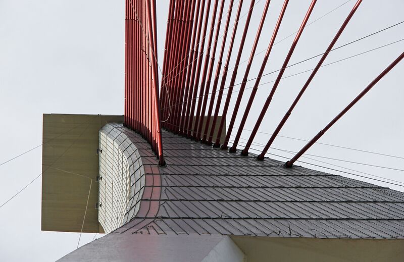 File:498FengduTwoTowerTopCables copy.JPG