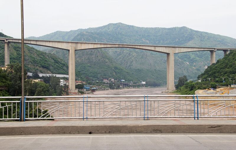 File:JinshajiangQinglongshanFromArch.jpg