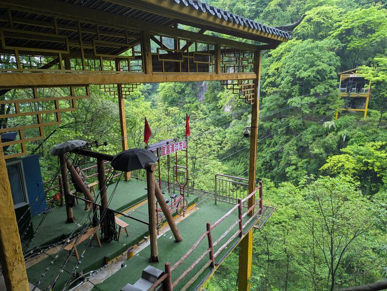 File:Qingjiang FangshanBikeRopewayStation2.jpg