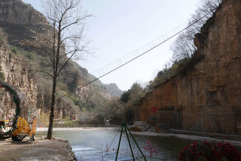 File:Tianjishan FootbridgeClimbingLadder.JPG