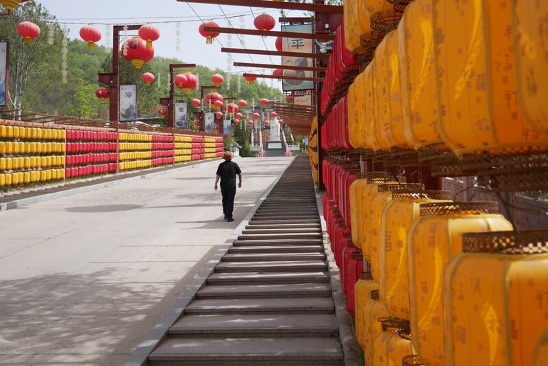 File:WudangshanFootbridgeWalkway.JPG