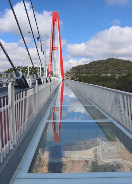 File:LongliTowerRedDeckGrayByGarC.JPG