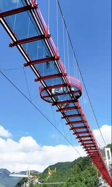 File:NizhuheGlassFootbridgeCenterRed.jpg