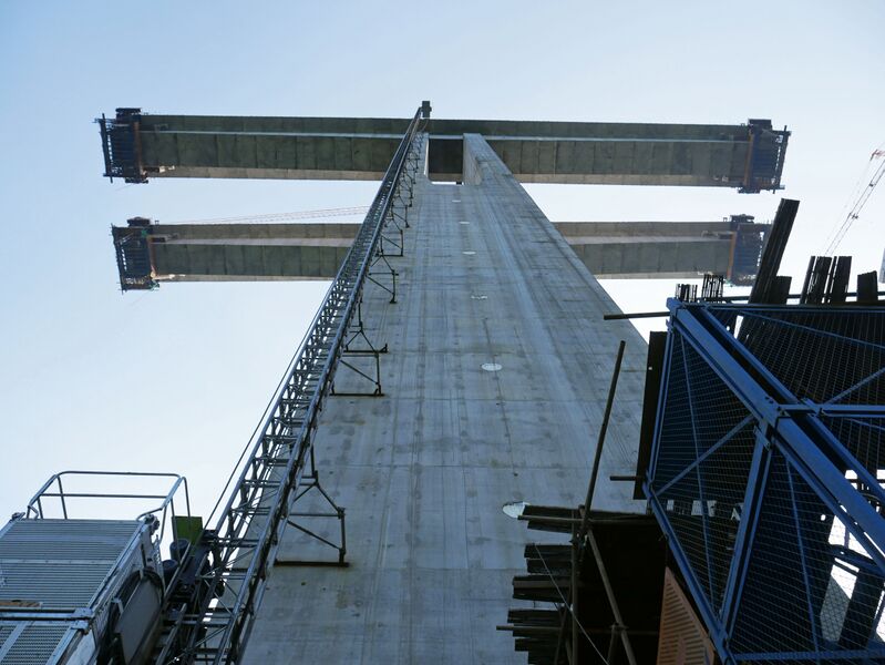 File:SuoluopingPierElevator.JPG