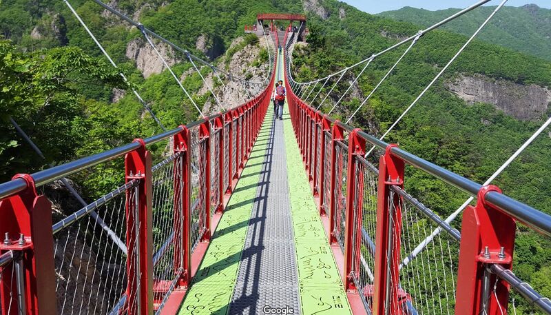 File:GubongsanFootbridgeDeck.jpg