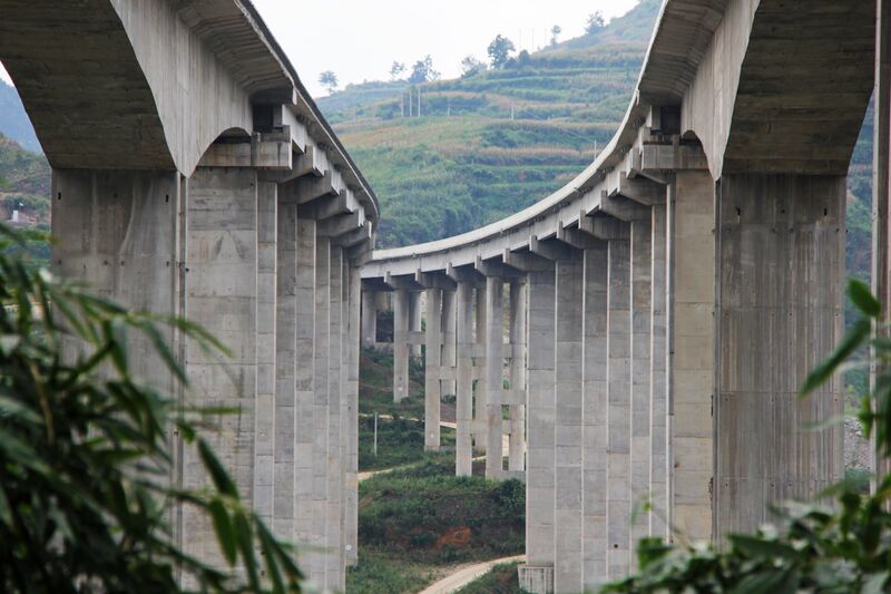File:MayuanInbetweenPiers.jpg