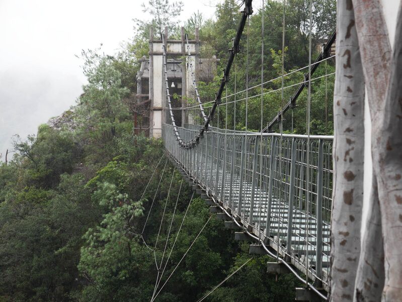 File:YaxiakuGlassFootbridgeCablesLonglens.JPG