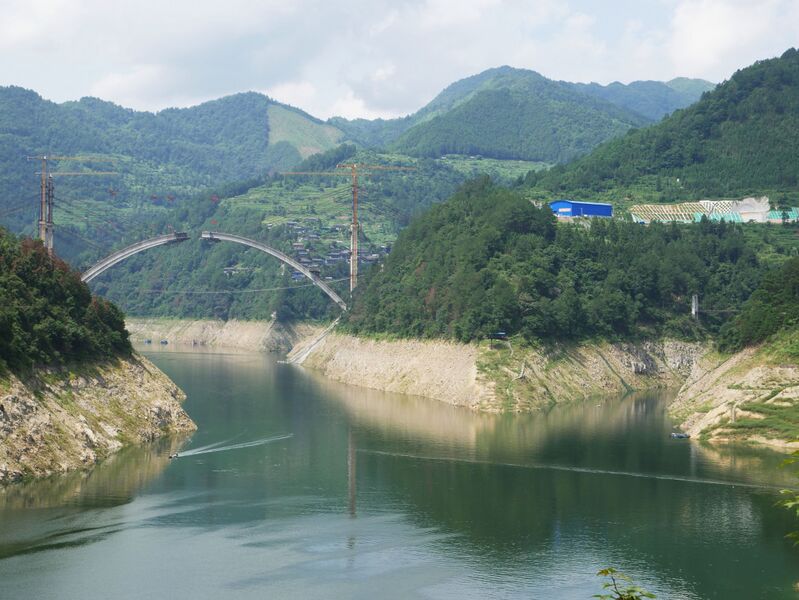 File:JianliArchTreesReservoir.JPG