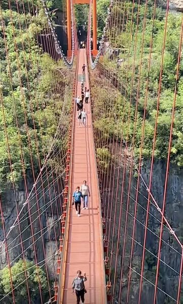File:Jiuluzhai FootbridgePeople.jpg