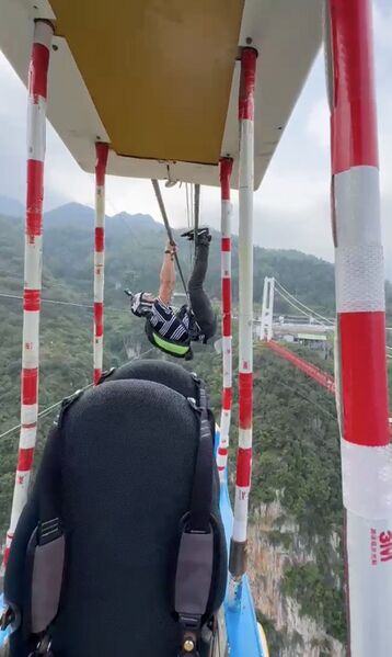 File:NizhuheFootCableJumper.jpg