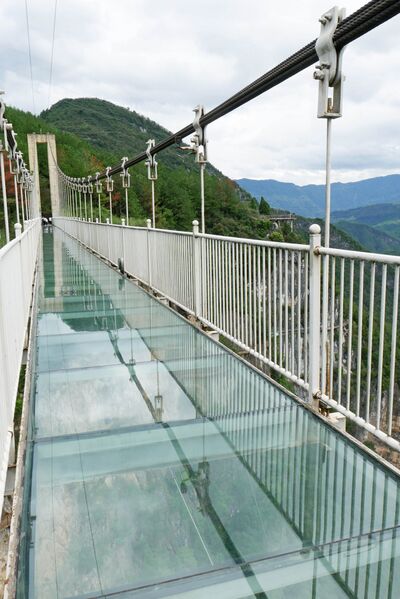 File:Fengdu Lianhuashan Glass Center.JPG