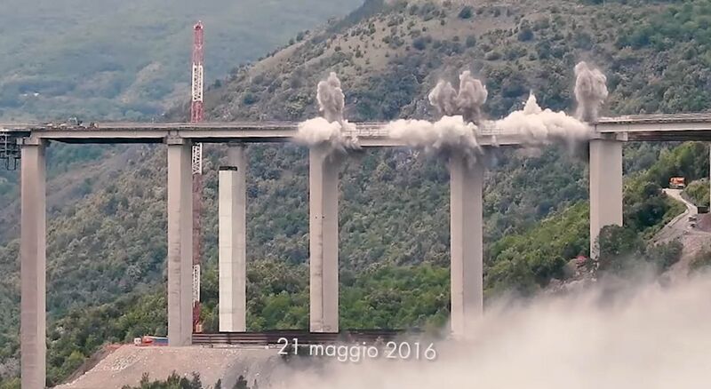 File:ItaliaImplosion5.jpg