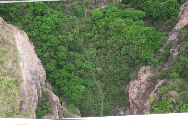 File:Taihang GlassFootbridgeDirectDrop.JPG