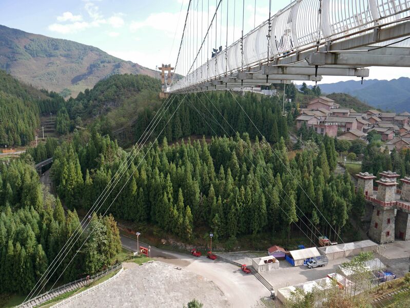 File:YeyuhaiGlassFullHeight.JPG