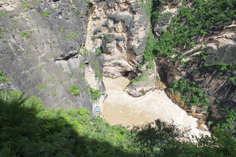 File:507TigerLeapingMiddleGorgeChurningWater.jpg