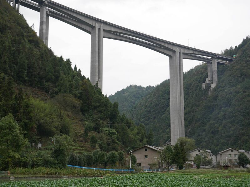 File:ChenjiagouTwoPiersSky.JPG