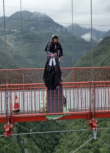 File:NizhuheBlackParachute.jpg