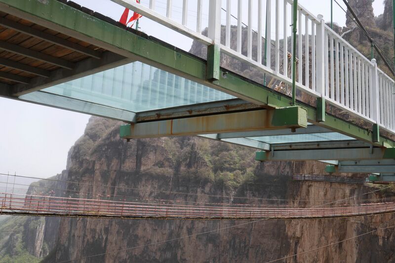 File:TianjishanFootbridgeGlassPanelEnd.JPG