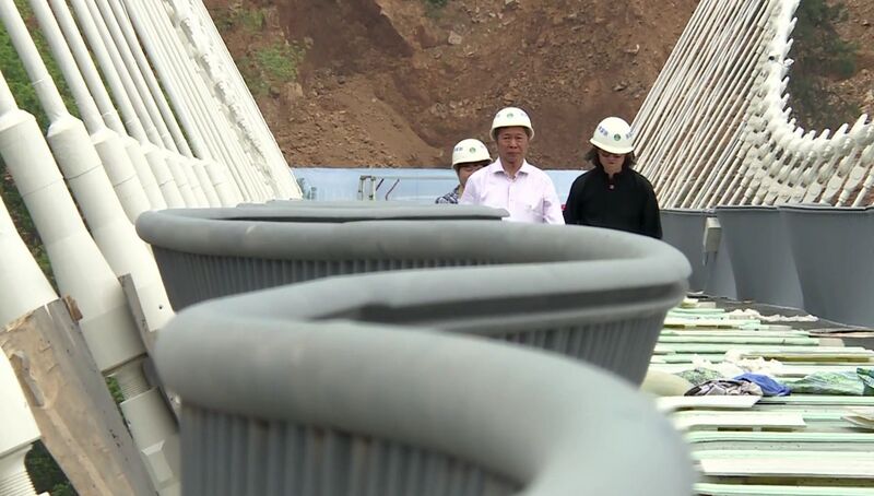 File:ZhangjiajieCurvyRailingHaim.jpg