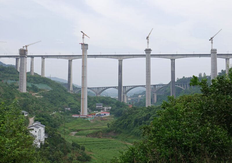 File:Caijiagou RailwayYuwanSidePiersFar.JPG