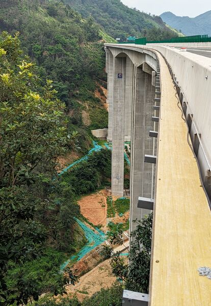 File:Gongli Number2Piers.jpg