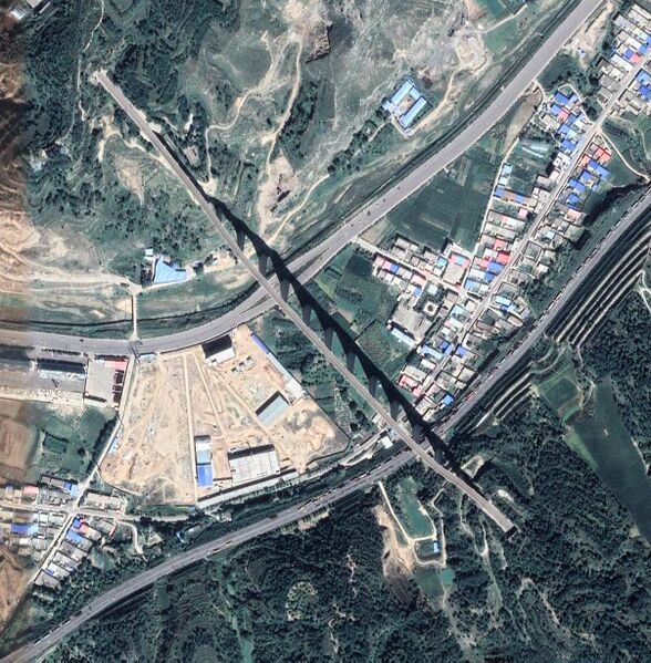 File:Yangshi Xiaodongchuanhe RailwaySatellite.jpg