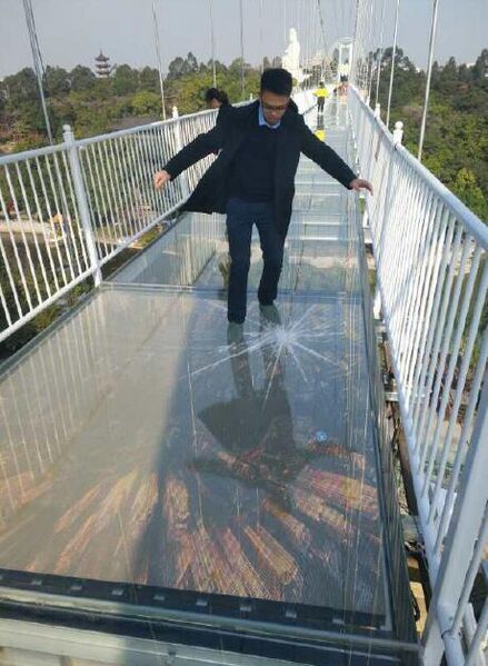 File:Yinxianshanzhuang glass bridgeCracking.jpg