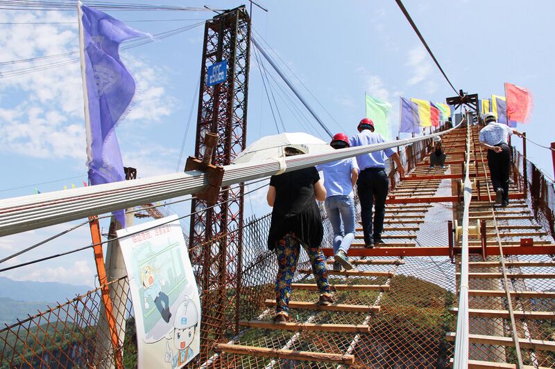 File:ZhangjiajieGrandCanyonCatwalk.jpg