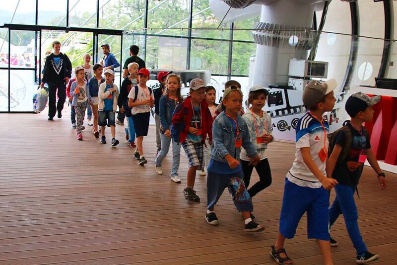 File:SchoolVisitImageBySkyBridgeAJHackett.jpg