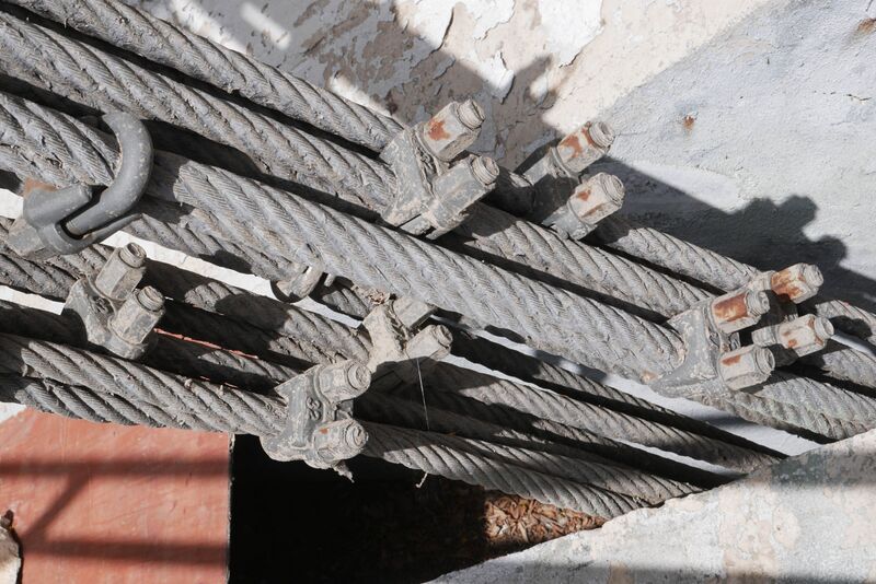File:Tianjishan FootbridgeGlassClamps.JPG