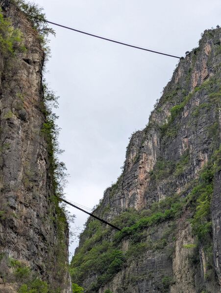 File:WujiaoPipelineBlueGraySky.jpg