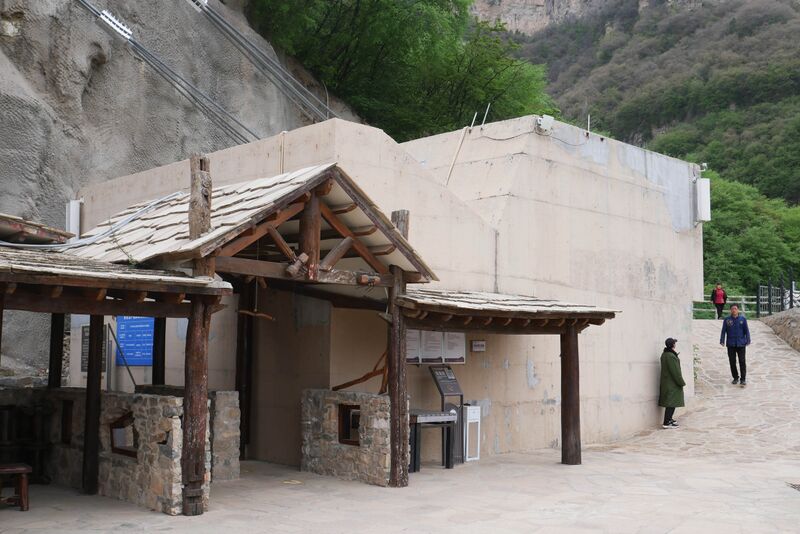File:Yunqiushan GlassBuilding.JPG