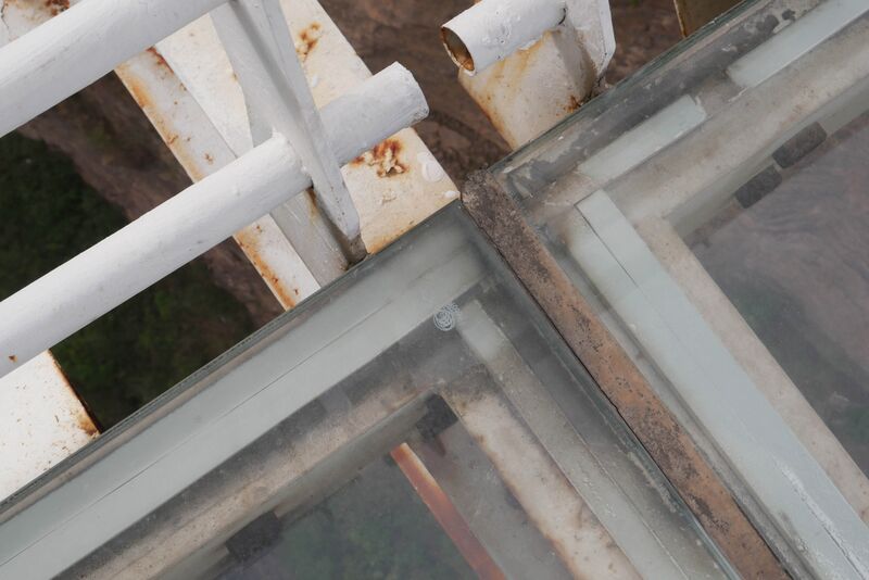 File:Taihang GlassFootbridgePanelClose.JPG