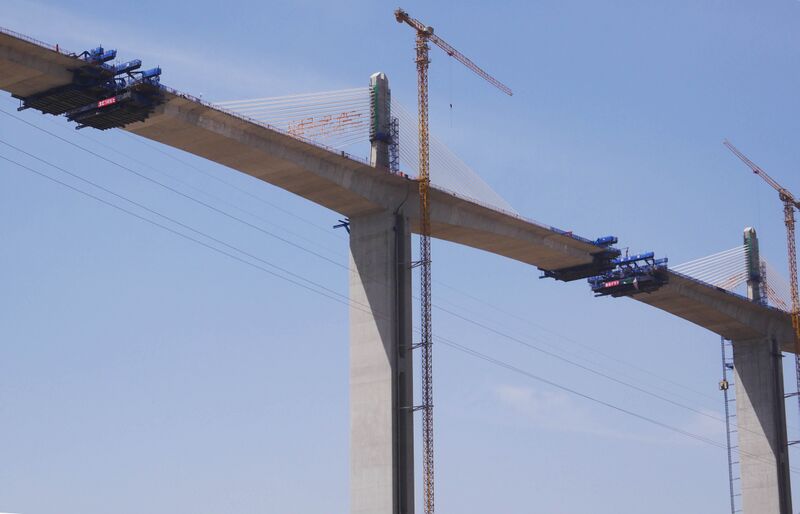 File:Malianhe Bridge G309 CraneLonglens.JPG