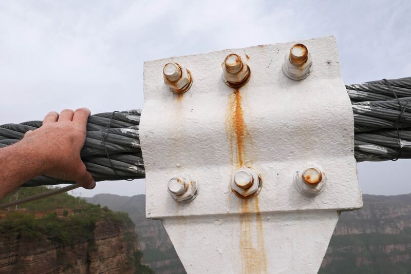 File:Taihang GlassFootbridgeBolts.JPG