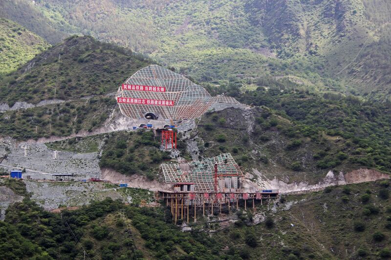File:257TigerLeapingRailwayTunnelsClose copy.JPG