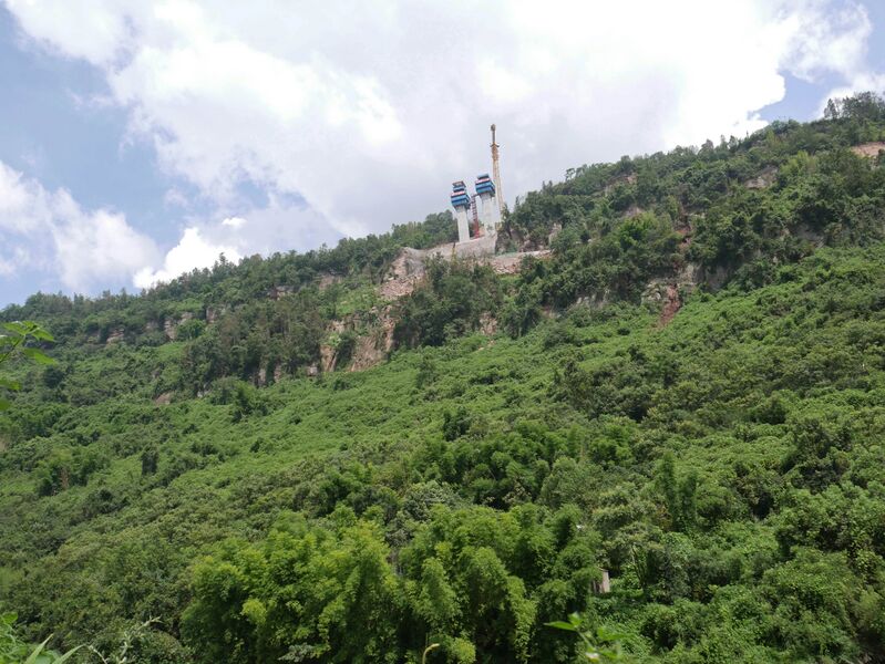 File:FenglaiSlopeBlueSky.JPG