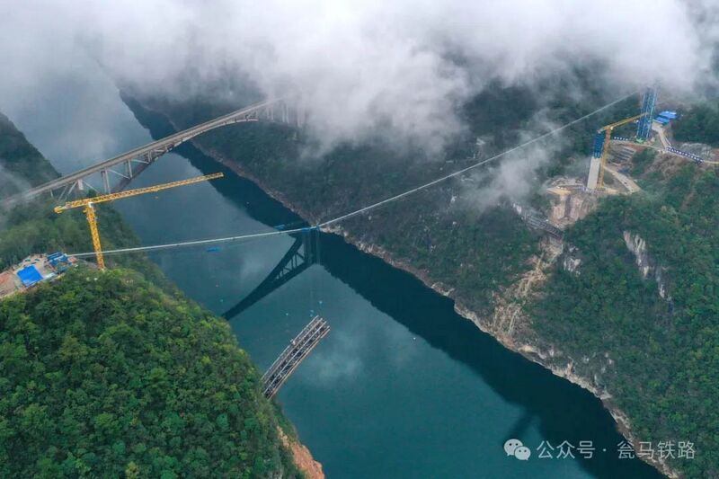 File:Jiangjiehe railwayCloudDrone.jpg