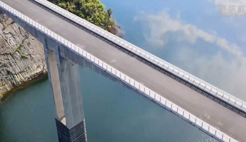 File:Lianghekou Bridge HefengPier.jpg