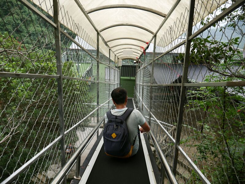 File:Lianghuangshan GlassLift2.JPG