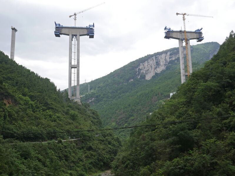File:WulongExitBridgePiers.JPG