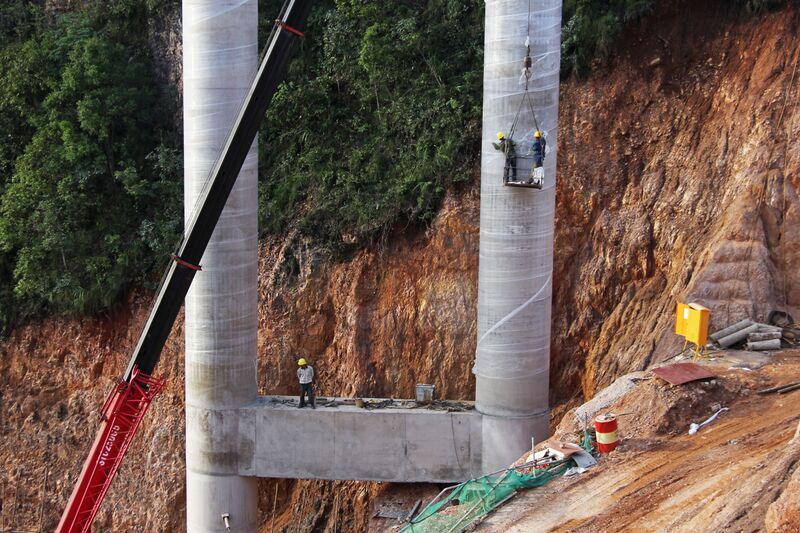 File:WumeihePierWorkers.JPG