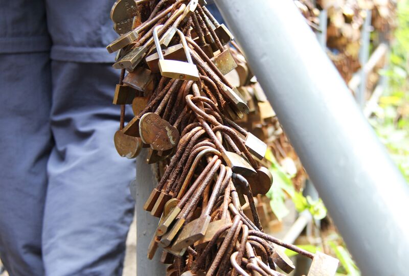 File:186ZhangjiajieParkRailingLocks.jpg