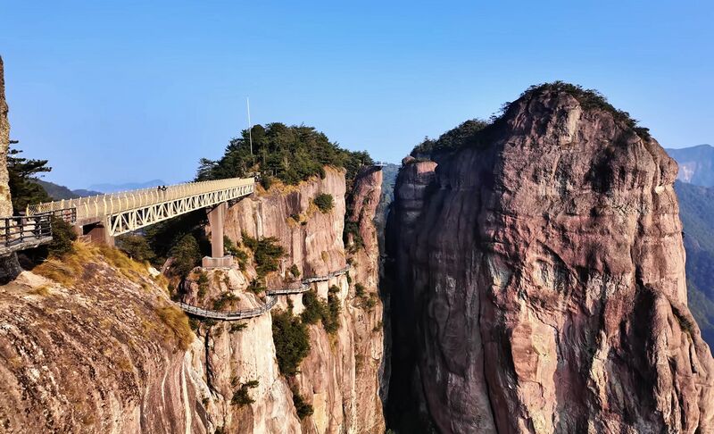File:Hongmeng Footbridge CliffwalkDropView.jpg