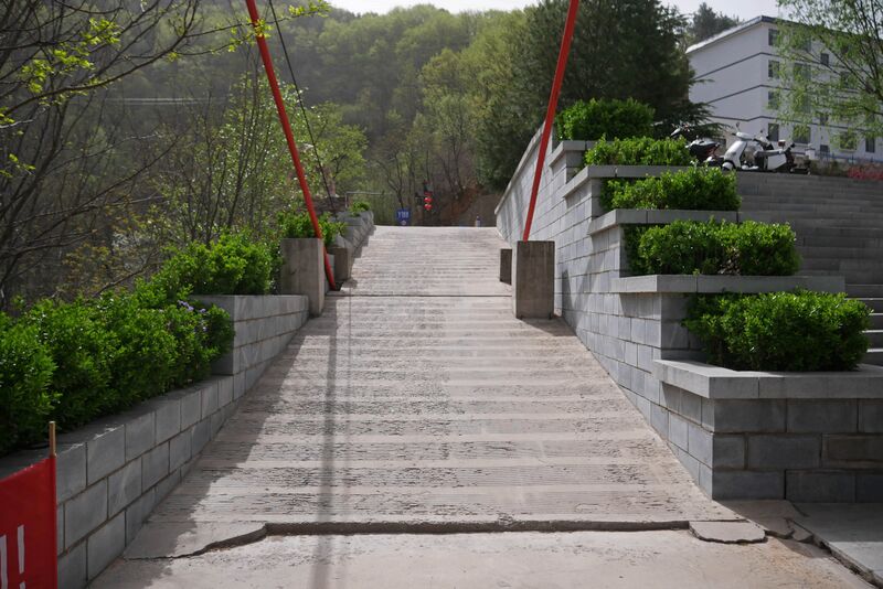 File:JingnianghuCablesSlope.JPG